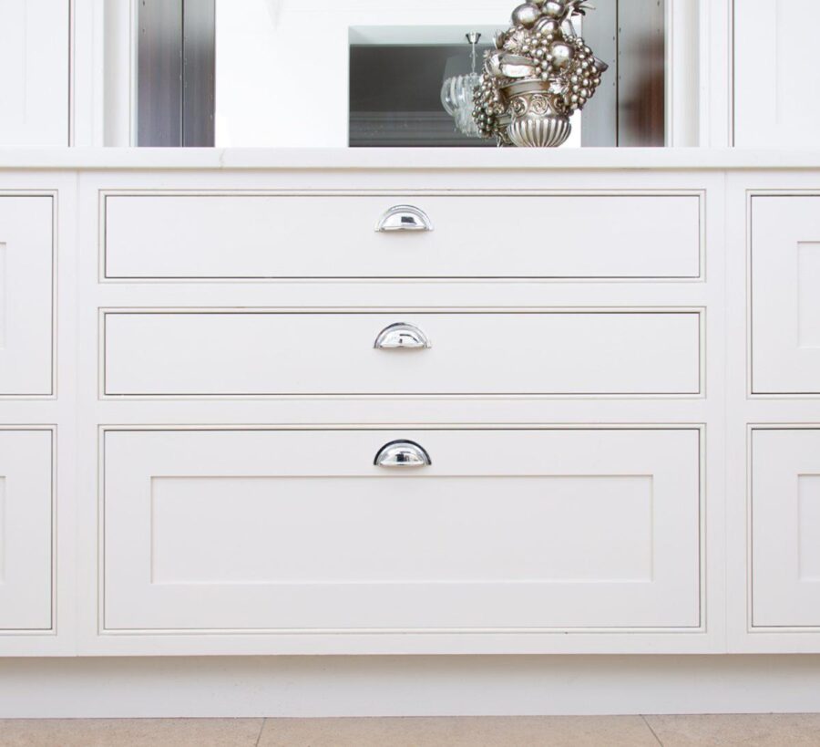 A kitchen with probox drawers and a mirror.